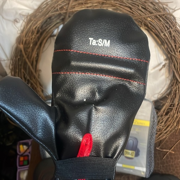 2 Pair Everlast Training Gloves - Picture 3 of 5